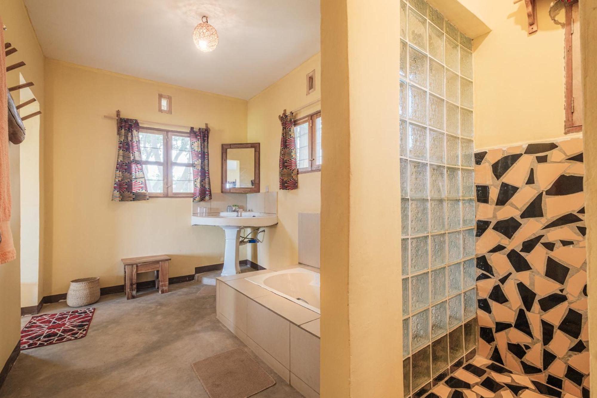 Lake Natron Maasai Giraffe Eco Lodge And Camping Mtowabaga Екстериор снимка